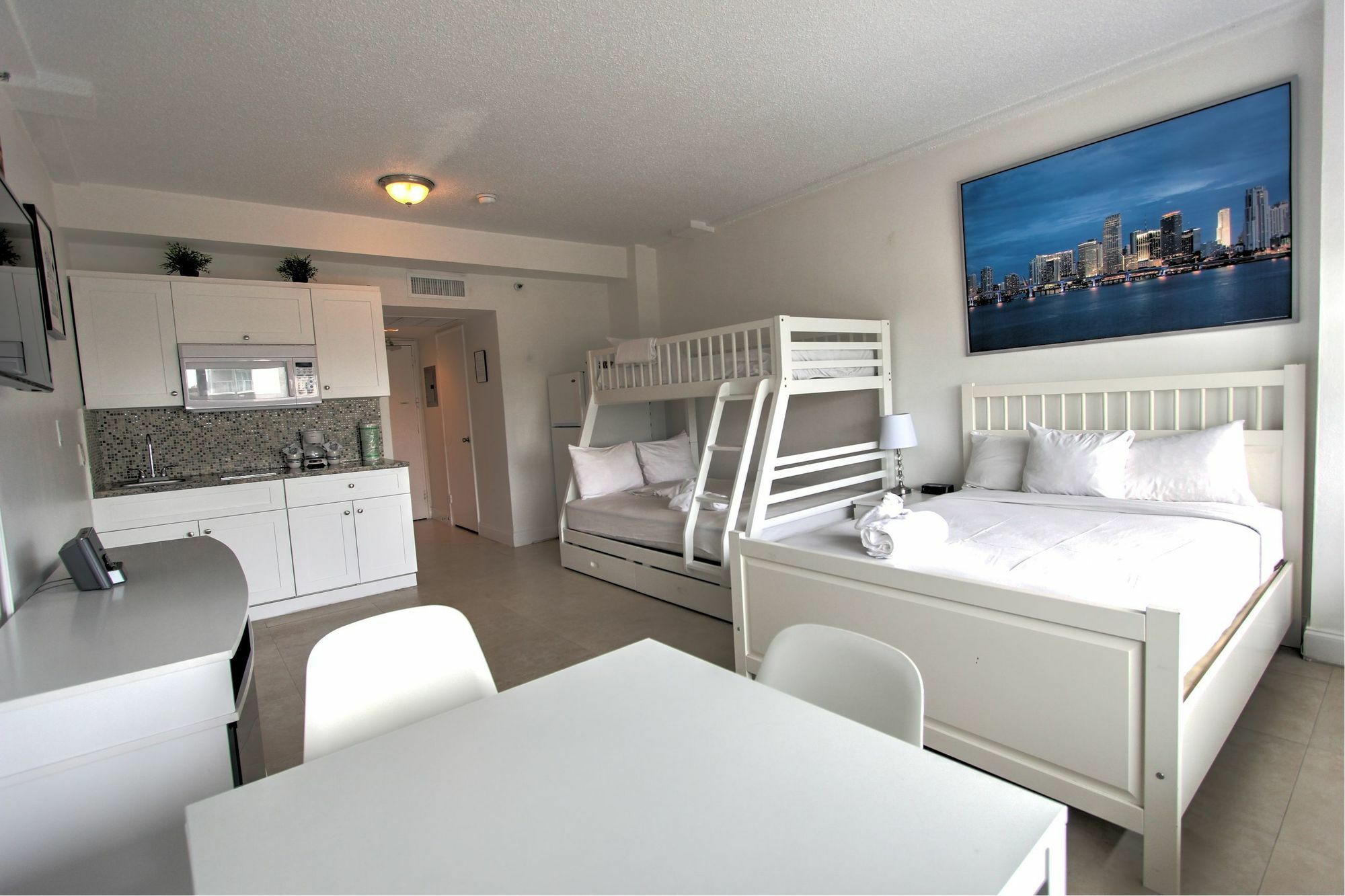 Private Apartments At The Casablanca 마이애미 비치 외부 사진