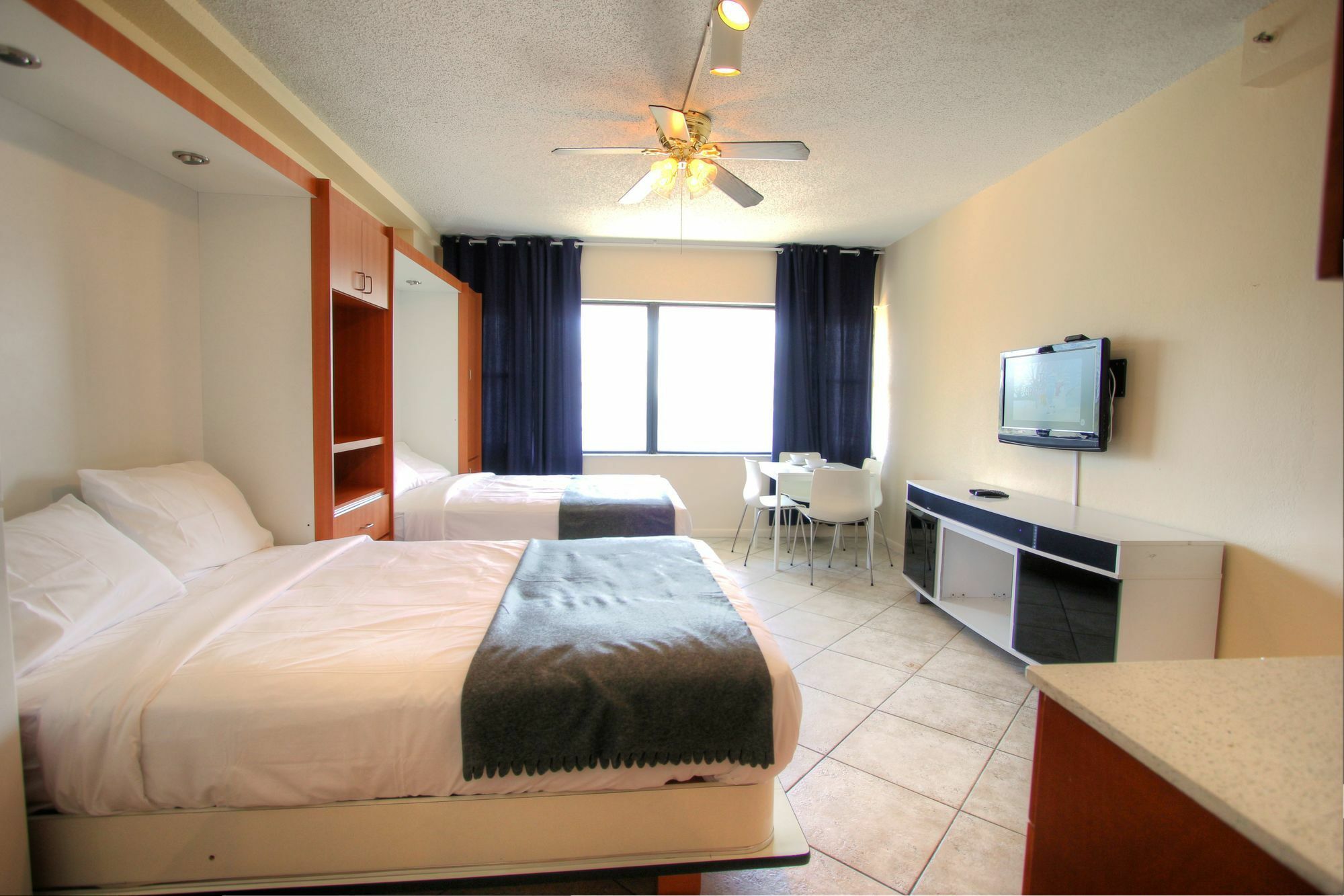 Private Apartments At The Casablanca 마이애미 비치 외부 사진