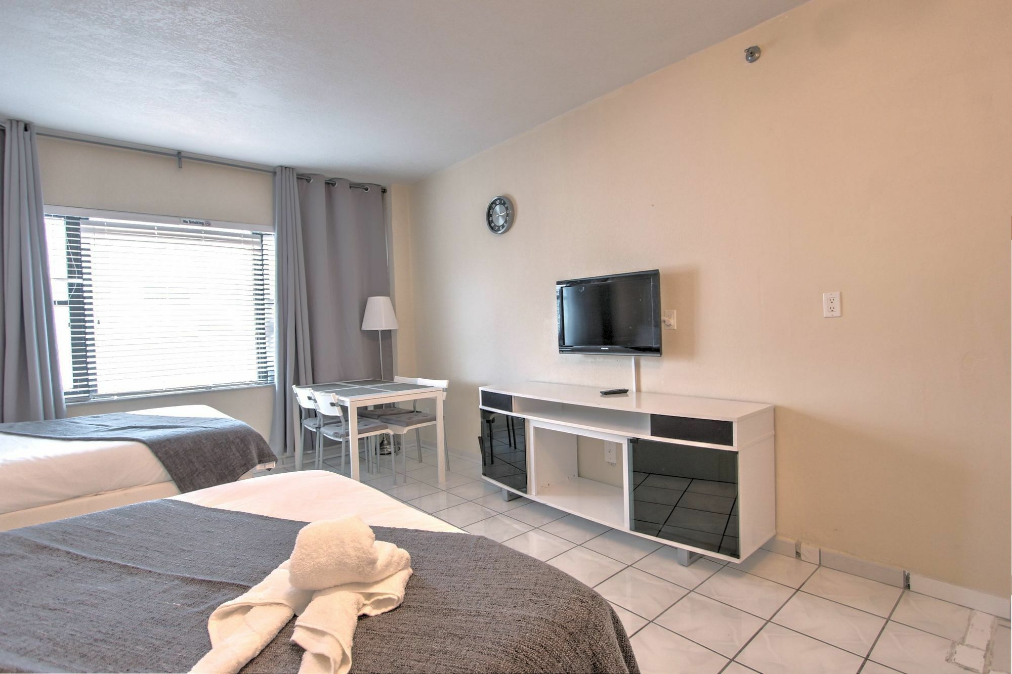 Private Apartments At The Casablanca 마이애미 비치 외부 사진