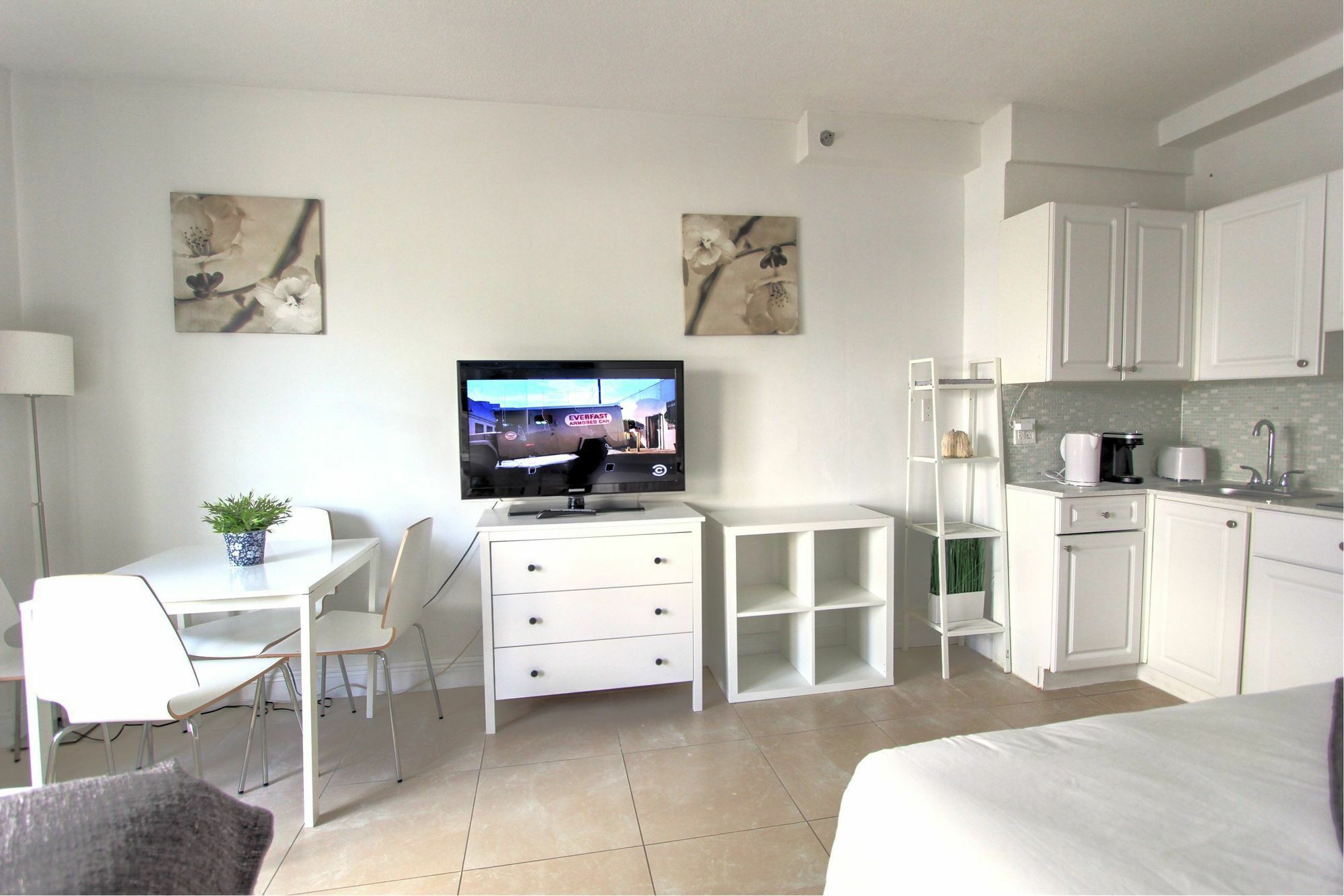 Private Apartments At The Casablanca 마이애미 비치 외부 사진