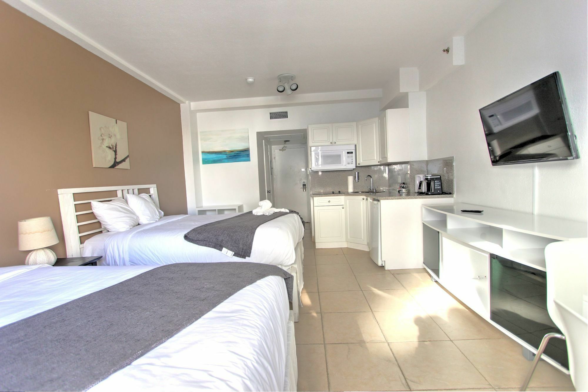 Private Apartments At The Casablanca 마이애미 비치 외부 사진