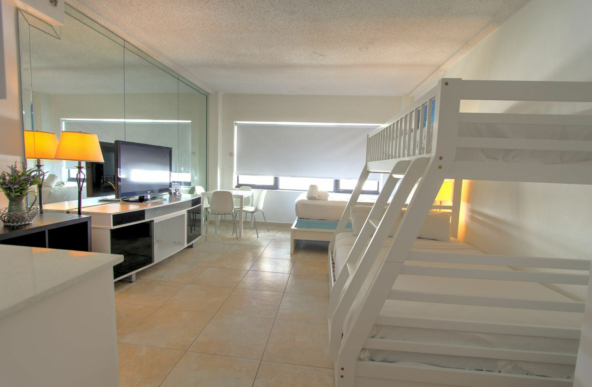 Private Apartments At The Casablanca 마이애미 비치 외부 사진