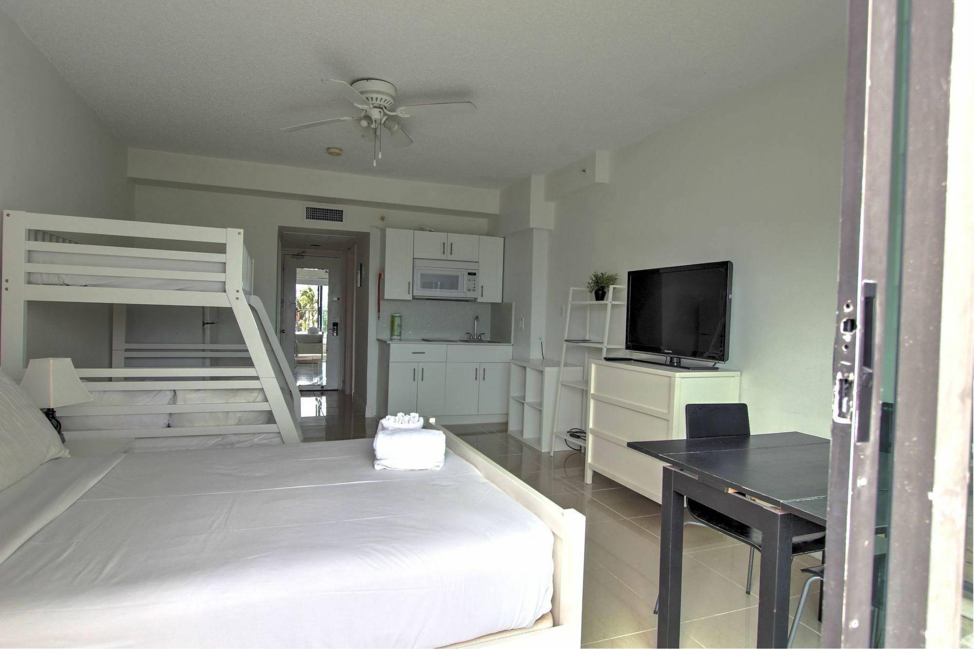 Private Apartments At The Casablanca 마이애미 비치 외부 사진