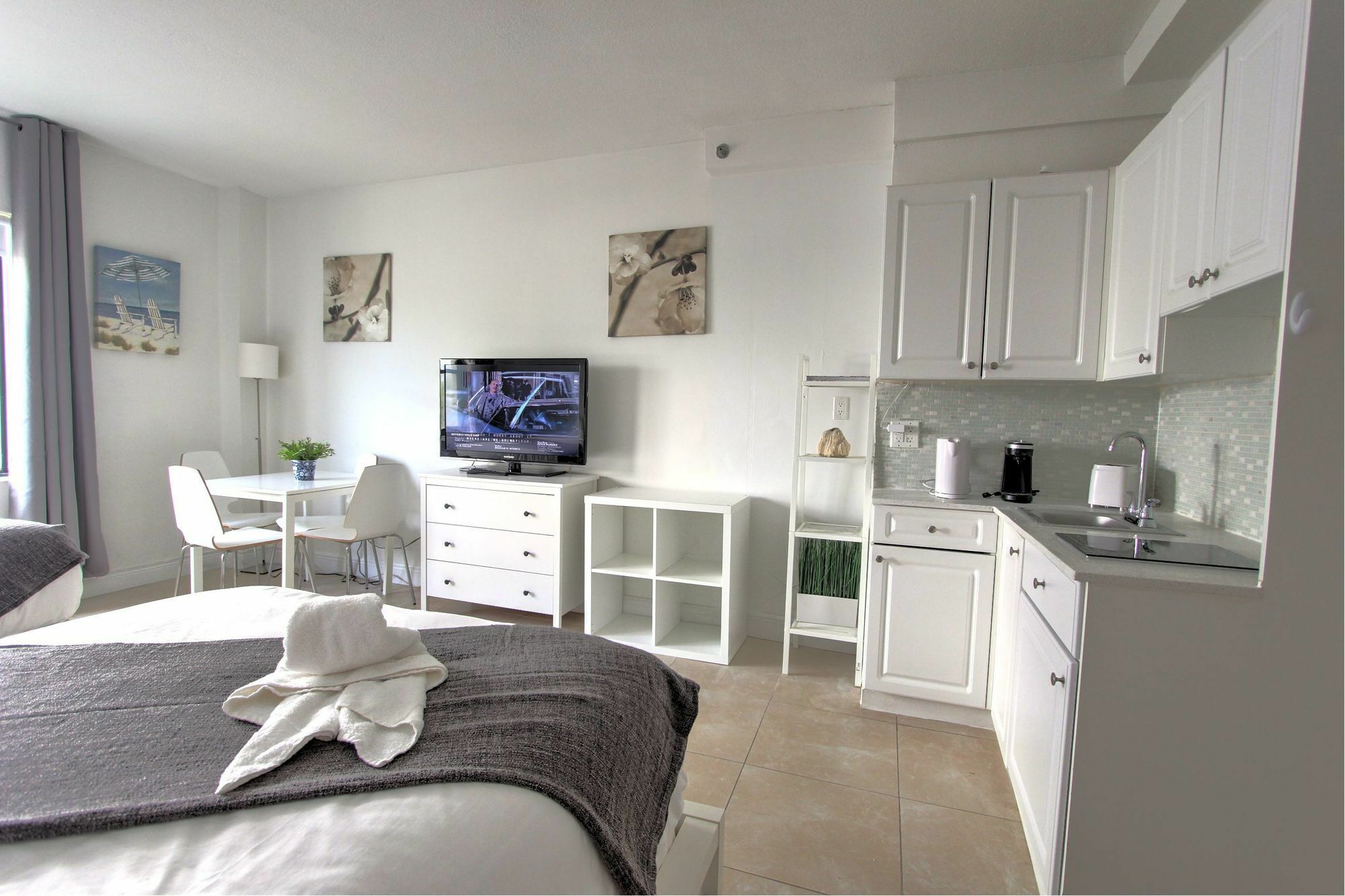 Private Apartments At The Casablanca 마이애미 비치 외부 사진