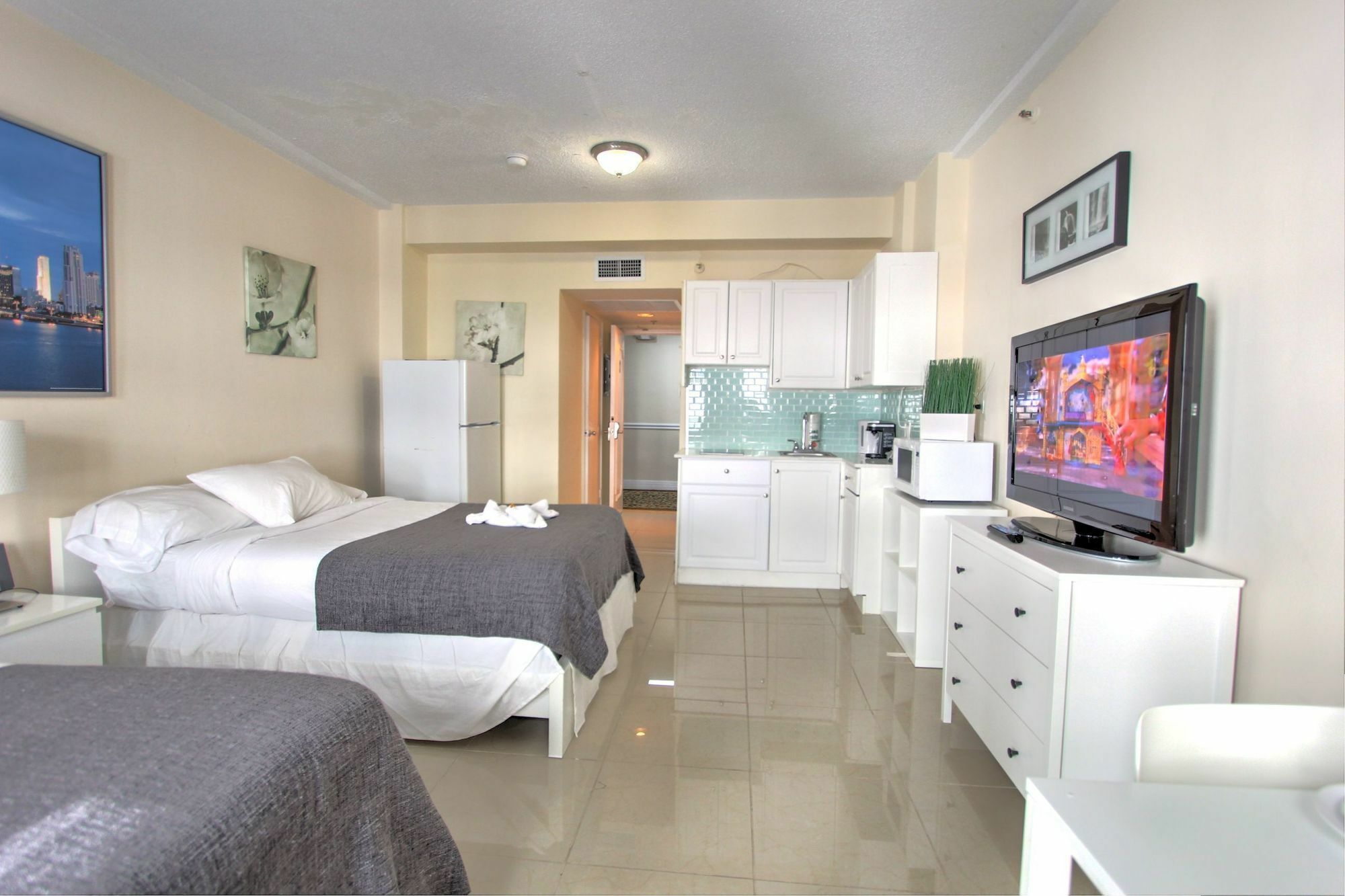 Private Apartments At The Casablanca 마이애미 비치 외부 사진
