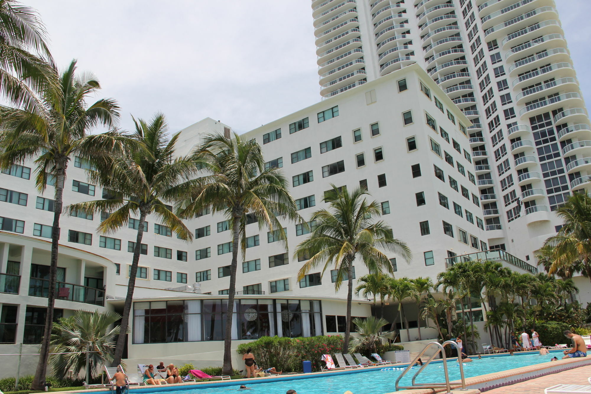 Private Apartments At The Casablanca 마이애미 비치 외부 사진