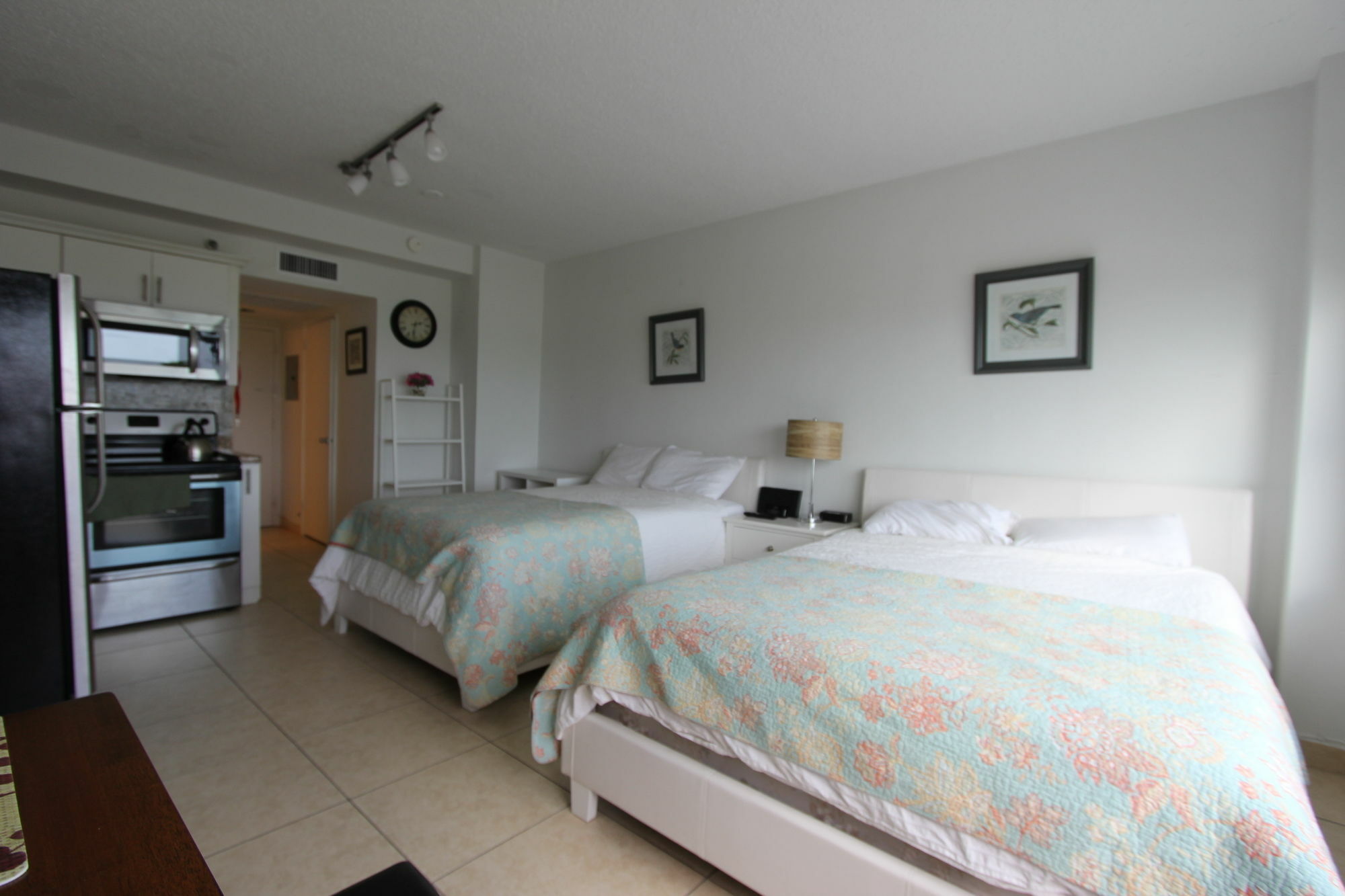 Private Apartments At The Casablanca 마이애미 비치 외부 사진
